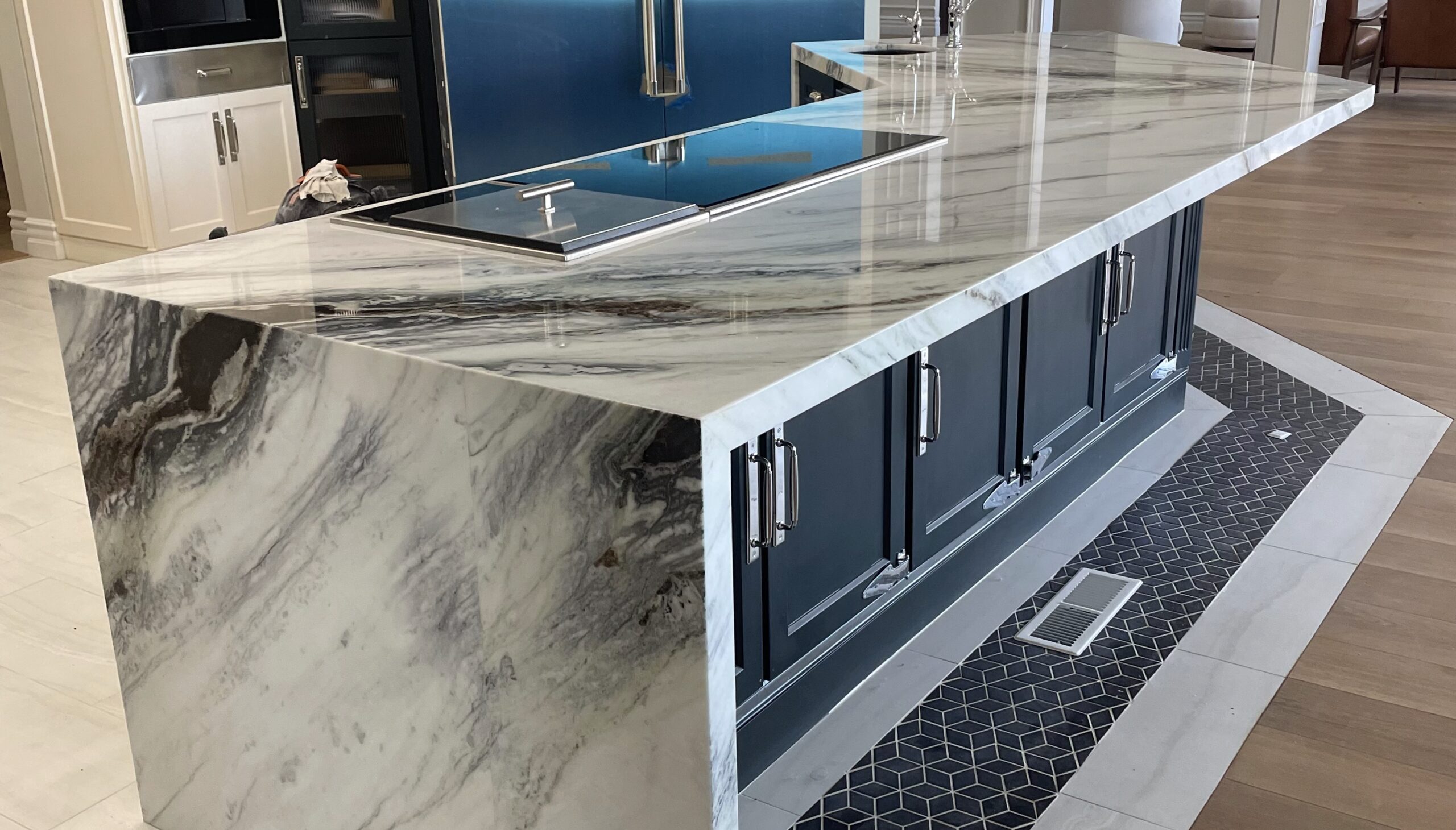 picture of a kitchen island in black quartz